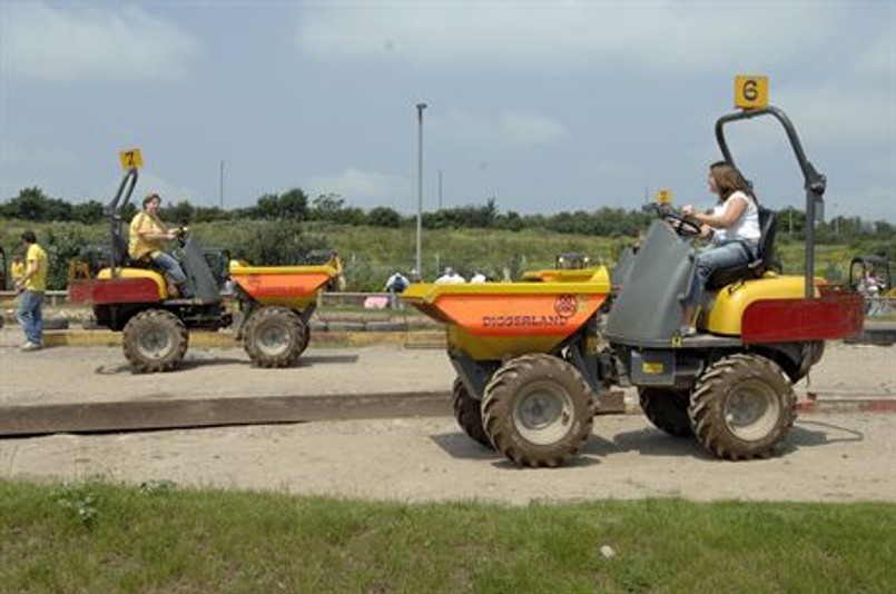 Wsiądź na koparkę w parku rozrywki