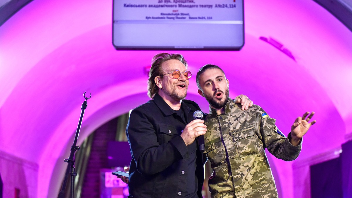 Bono zagrał koncert w metrze w Kijowie