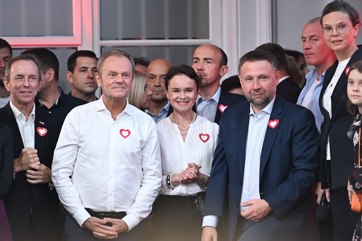 Warszawa, 15.10.2023. Wybory parlamentarne 2023. Przewodniczący Platformy Obywatelskiej Donald Tusk, marszałek Senatu RP prof. Tomasz Grodzki, poseł KO Marcin Kierwiński, szef KP KO Borys Budka i szefowa sztabu wyborczego KO Wioletta Paprocka-Ślusarska