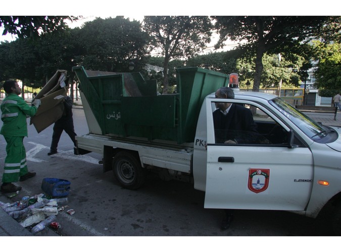 Sprzątanie po gwałtownych zamieszkach w Tunisie