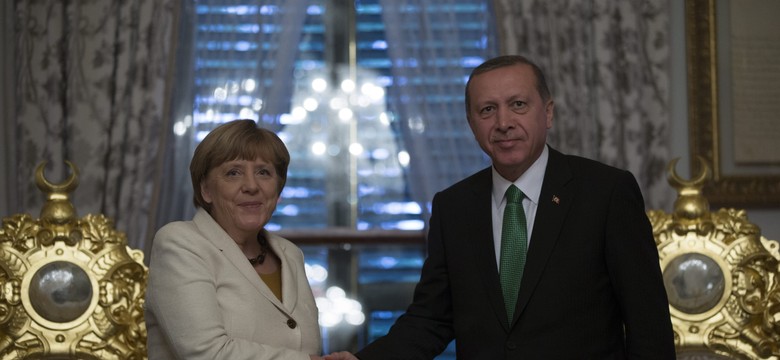 Merkel pod ścianą przez uchodźców? "Przymyka oko na łamanie praw człowieka w Turcji"