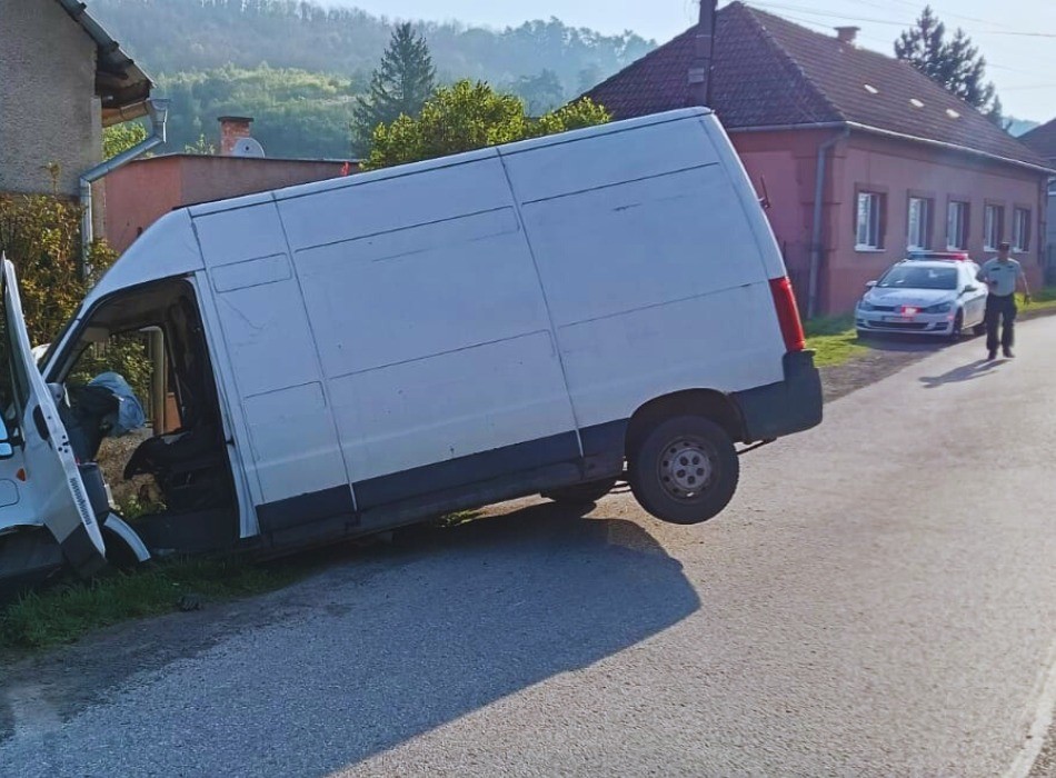 Mladík vo Fiľakove vykradol pivnice, ukradol dodávku a pod vplyvom drog havaroval.