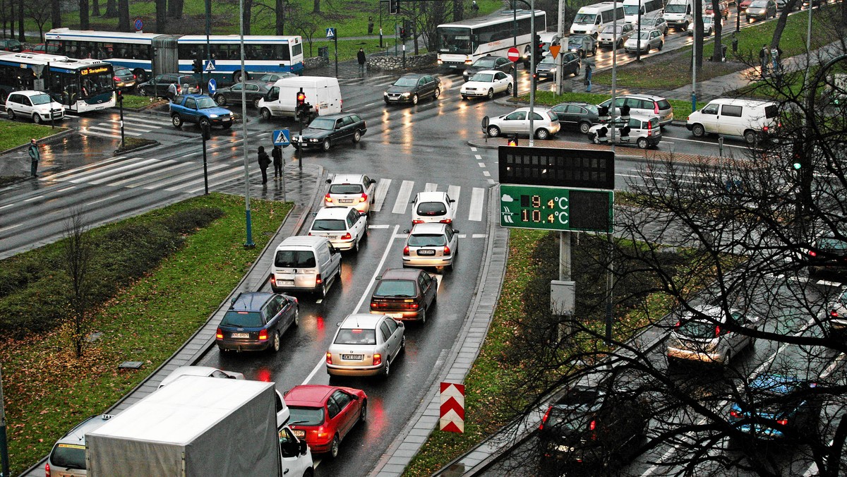 Od 12 czerwca drogowcy remontują jezdnię przy węźle Mirowskim, w związku z tym zwężony jest pas w stronę bramek poboru opłat na autostradzie. Tworzą się duże korki - informuje "Radio Kraków".