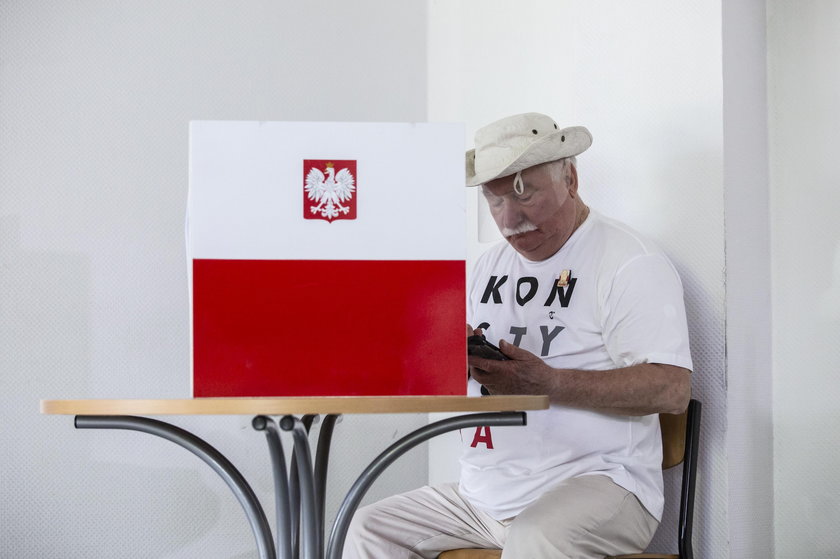 Głos oddaje prezydent Lech Wałęsa