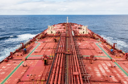 Pracownicy kolejnych portów odmawiają obsługi statku z rosyjską ropą