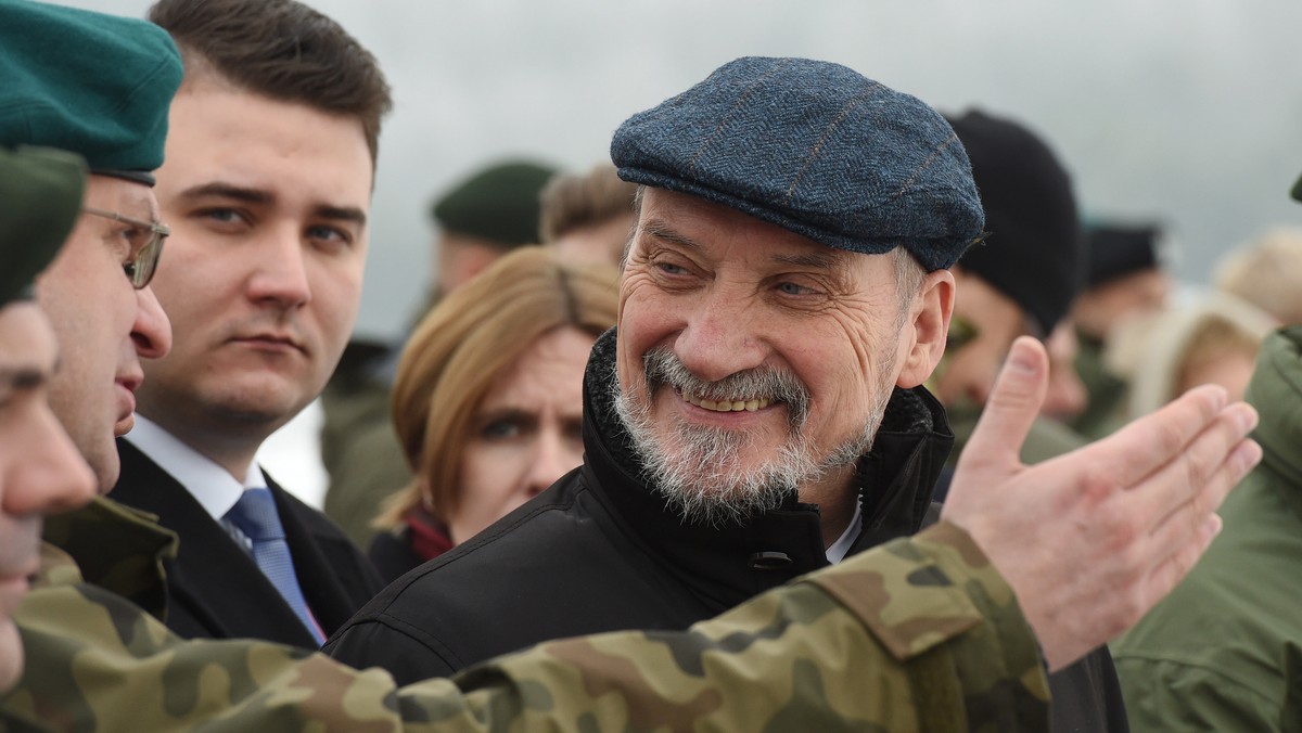 Szef MON Antoni Macierewicz wystąpi do sądu przeciw "Gazecie Wyborczej" w związku z "systematycznym szkalowaniem" ministra w artykułach dot. związków z współpracownikiem służb specjalnych PRL Robertem Luśnią. "GW" twierdzi, że to "próba zastraszania wolnej prasy”.