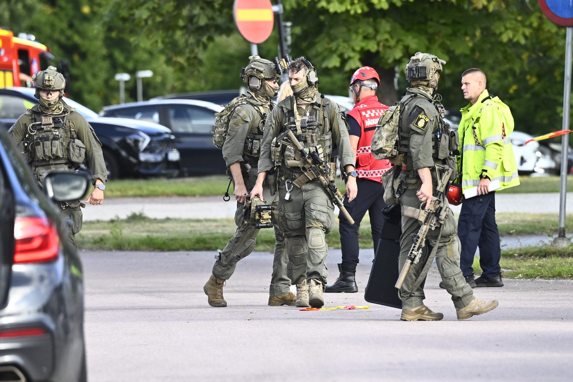 Ozbrojení policajti a záchranári zasahujú pred školou Brinellskolan.
