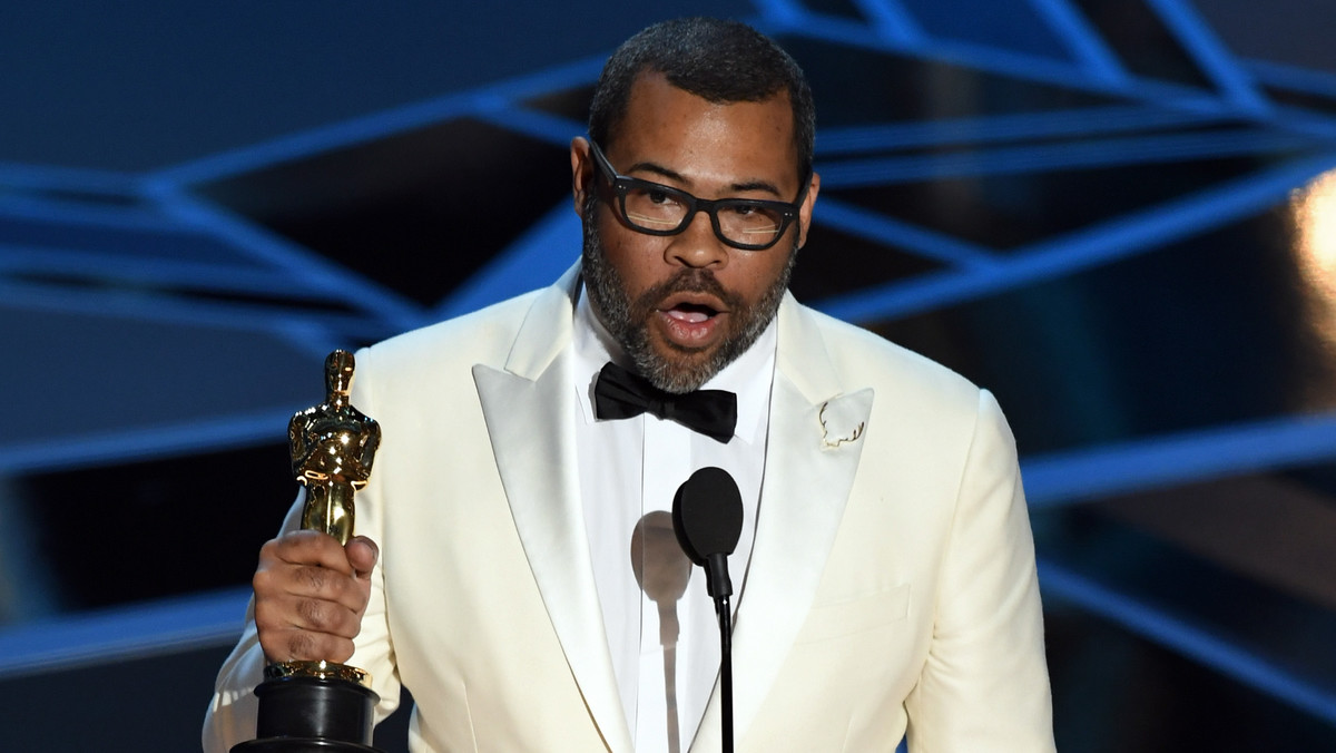 Jordan Peele odebrał Oscara za najlepszy scenariusz oryginalny dla filmu "Uciekaj!". — Ten film jest o tym, jak odczuwa się rasizm — mówi Jordan Peele o swoim debiucie reżyserskim. Film "Uciekaj!" wzbudził strach i wywołał śmiech, a w wielu widzach pozostała refleksja na temat tego, jak czują się mniejszości. Jego reżyser i scenarzysta, po dekadzie śmieszkowania w telewizji, dostał wreszcie przepustkę do Hollywood.