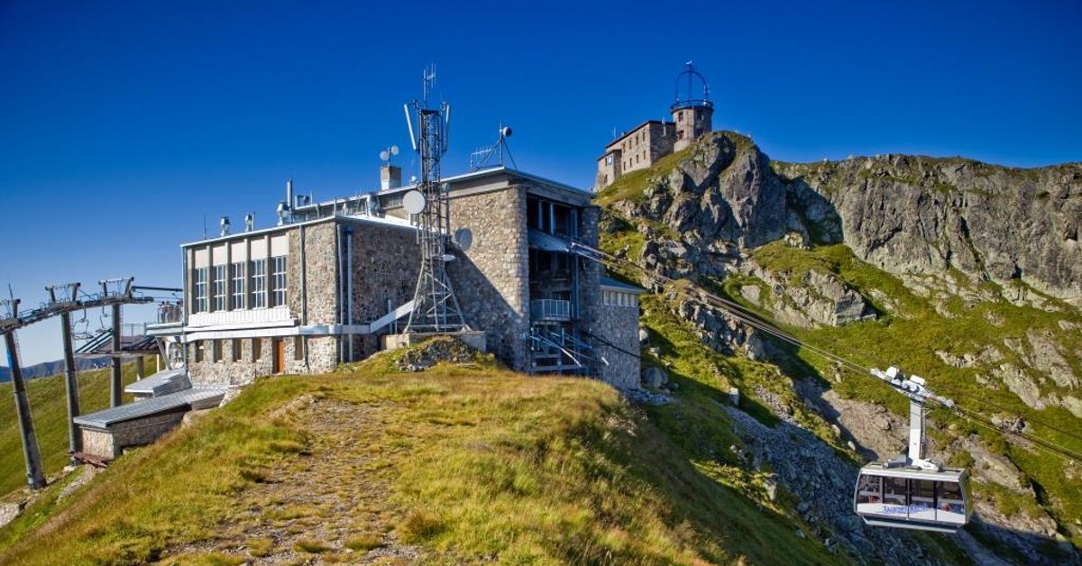 Queue to Kasprowy Wierch with a personal ticket only