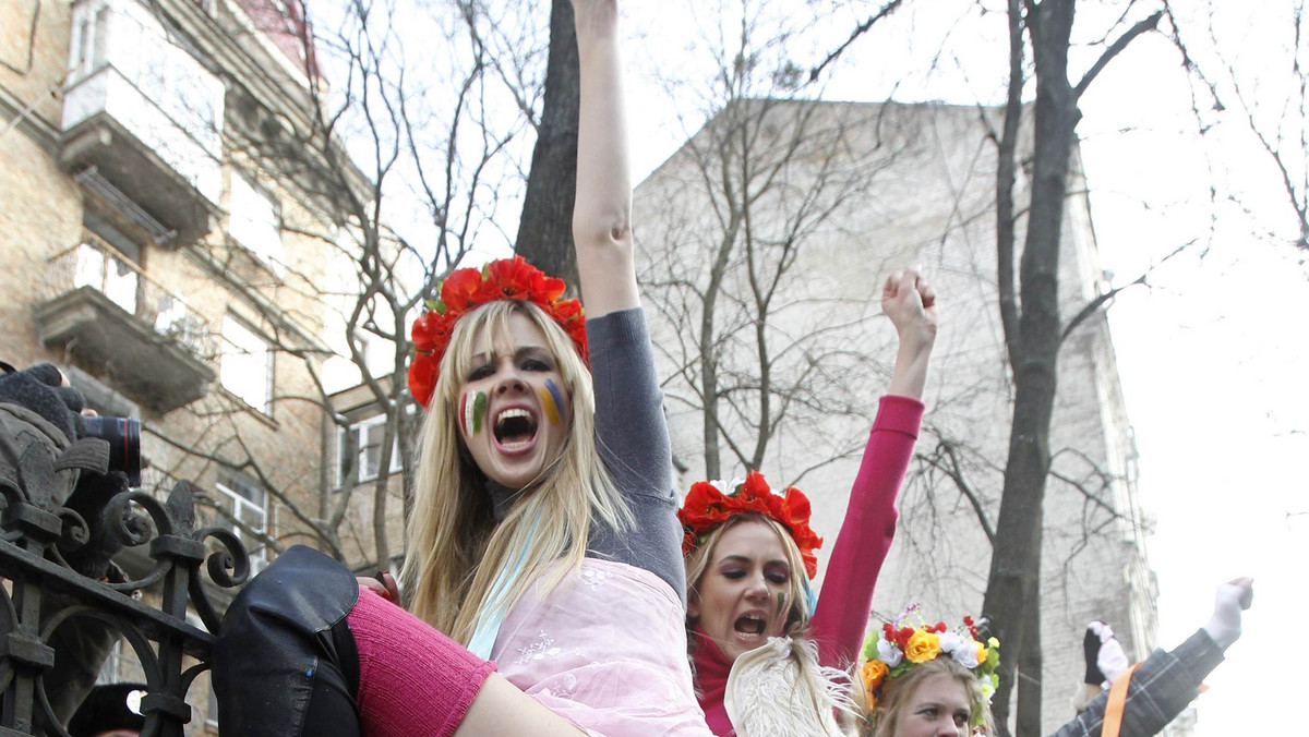 "Włochy to nie burdel! Berlusconi odejdź!" - pod takimi hasłami działaczki ukraińskiego ruchu feministycznego Femen domagały się przed ambasadą Włoch w Kijowie ustąpienia oskarżanego o zabawianie się z prostytutkami premiera Silvio Berlusconiego.