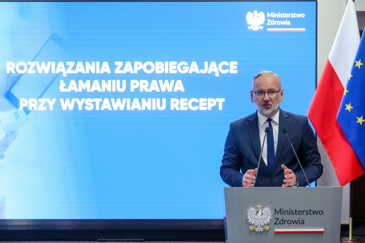Minister zdrowia Adam Niedzielski podczas konferencji prasowej