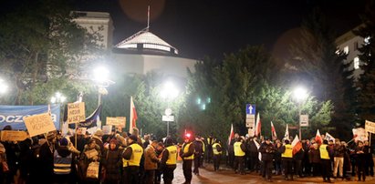 Protest przed Sejmem. Tłum krzyczy: wolne media