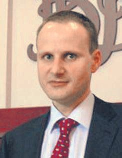 <b>Tomasz Kaczor, ekonomista Banku Gospodarstwa Krajowego: OFE</b><br /><br />Przy odkładaniu pieniędzy tylko w ZUS wielkość świadczenia jest uzależniona tylko od tego, co dzieje się w kraju. Nie uciekniemy od demograficznych problemów. Możliwość inwestowania przez OFE za granicą daje poczucie rozłożenia ryzyka.