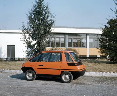 To Fiat 126, ale nie ten polski. Ma odsuwane drzwi