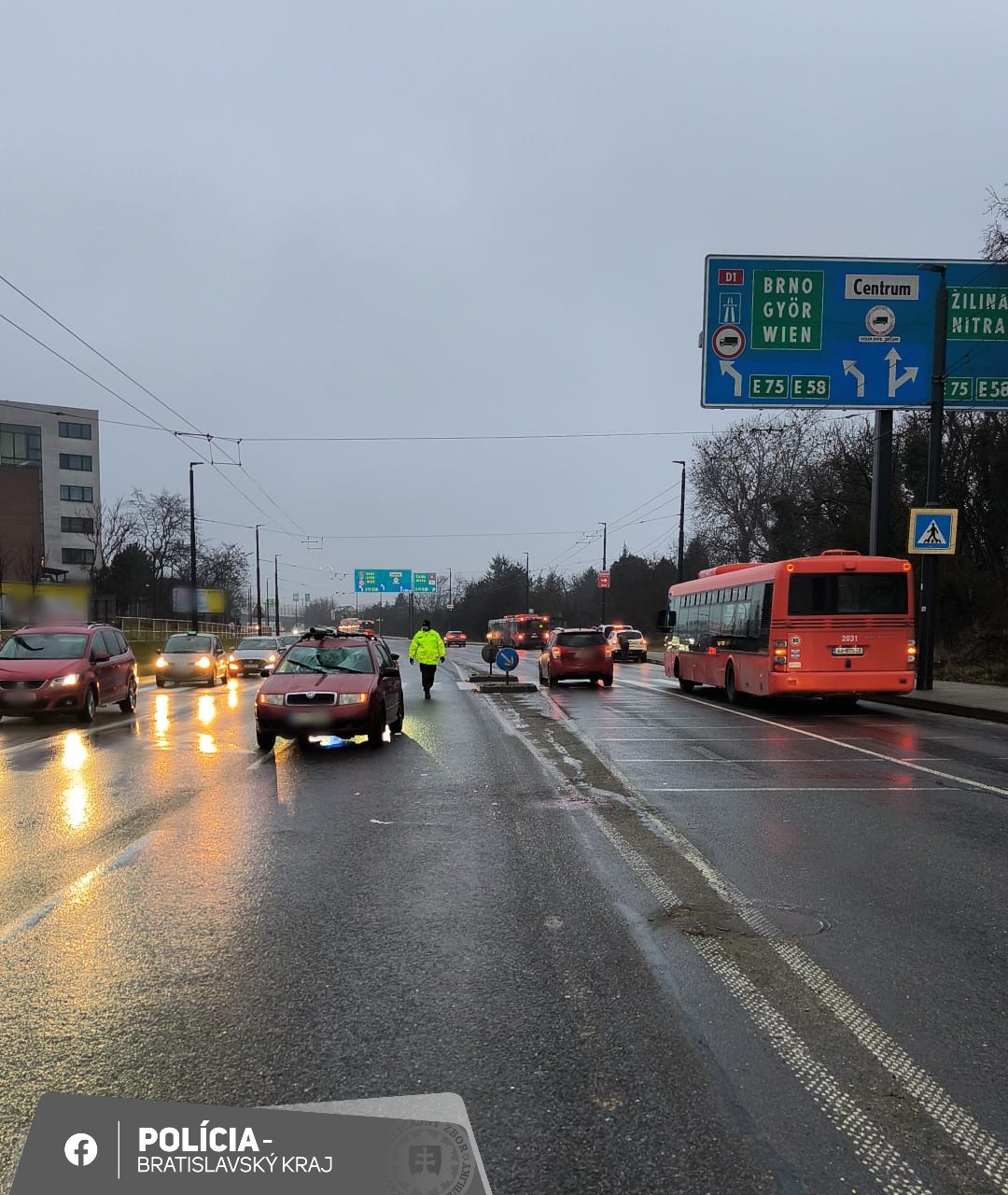 V Bratislave došlo k zrážke auta s chodcom.