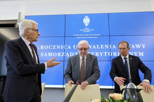 Warszawa, 10.03.2020. Senator Zygmunt Frankiewicz (P), były sędzia Trybunału Konstytucyjnego Jerzy Stępień (C) i były premier Jerzy Buzek (L) podczas konferencji nt. ogólnopolskich obchodów 30. rocznicy wyborów samorządowych, 10 bm. w Senacie. (olm) PAP/Paweł Supernak