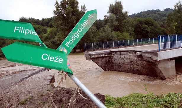 Zerwany most na terenie wsi Kasinka Mała po przejściu nocnej nawałnicy. Fot. PAP/Grzegorz Momot