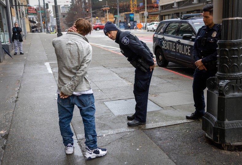 Rozmowa policjantów z osobą uzależnioną w USA