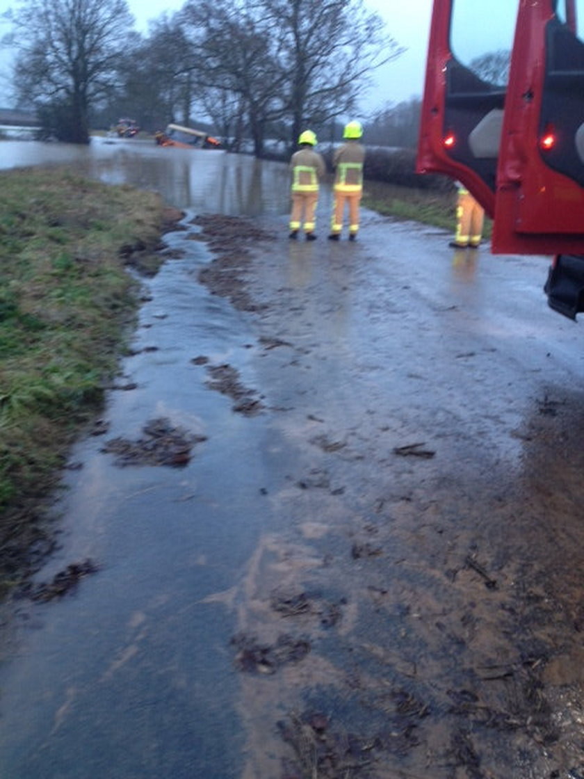 Woda porwała autobus. W środku były dzieci!