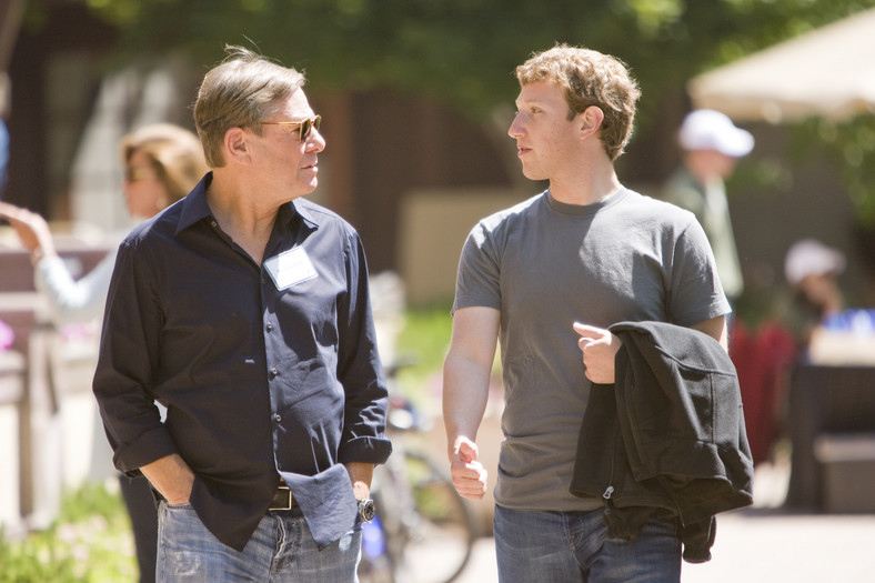 Mark Zuckerberg, założyciel i prezes zarządu Facebooka, na spacerze z byłym szefem Walta Disneya Michaelem Ovitz