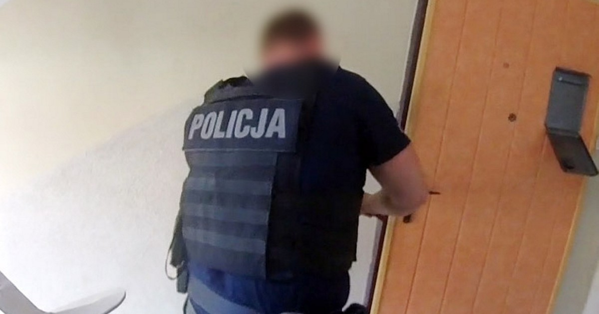 Policja wdziera się