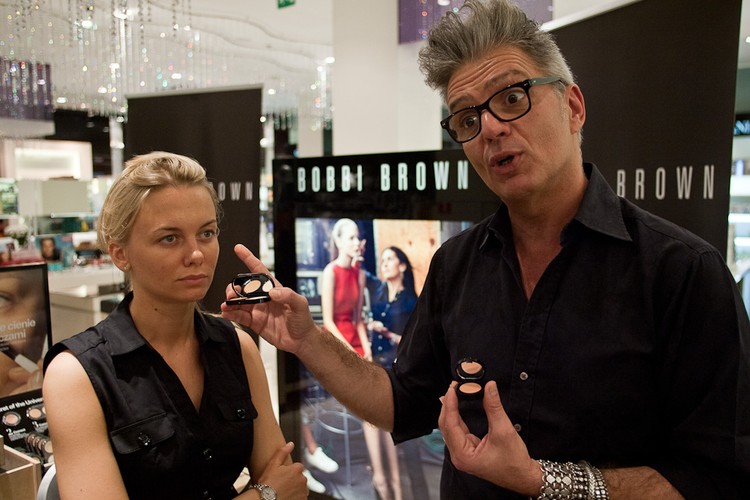 Teraz pora na wybór korektora. Jego odcień musi współgrać zarówno z kolorem cery, jak i podkładu.