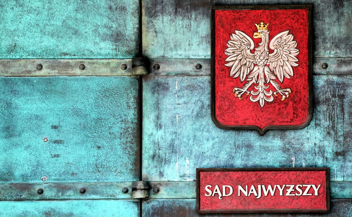 Powiedział ponadto, że sądy mogą kierować pytania prejudycjalne, ale - jak ocenił - "nie może to się wiązać z zawieszaniem postępowania, ani z obowiązywaniem przepisów czy całych ustaw".