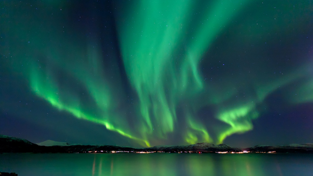 Trwa 61 dni. Ma wiele kolorów, odcieni i niuansów świetlnych. Towarzyszy jej jedno z najpiękniejszych i najbardziej niezwykłych zjawisk atmosferycznych. Noc polarna przepasana wstęgą zorzy polarnej to czas, kiedy warto znaleźć się w norweskim Tromso.