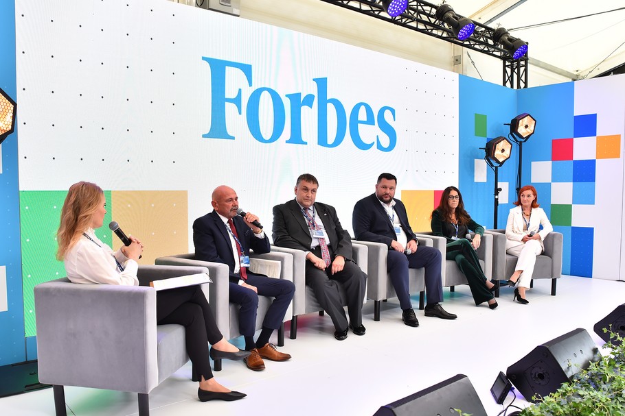 Na zdjęciu od lewej: Magda Krukowska, Forbes Polska, Robert Chciuk, dyrektor Departamentu Gospodarki Odpadami w Ministerstwie Klimatu i Środowiska, Tomasz Kurpiewski, Sustainability Senior Manager w McDonald's Polska, Michał Michalski, Współwłaściciel, Miklan-Ryza, Agnieszka Sznyk, prezeska INNOWO, Dorota Włoch, prezes Zarządu ENERIS Ekologiczne Centrum Utylizacji.