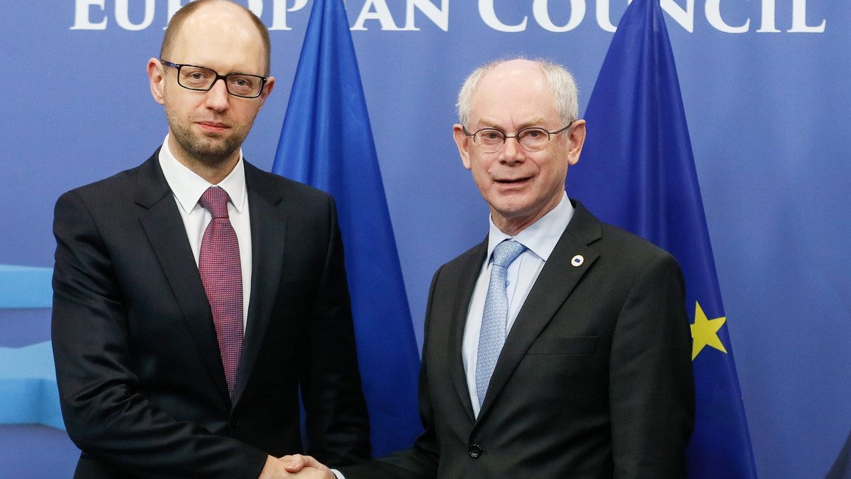 Unia Europejska zawiesza rozmowy z Rosją o liberalizacji wizowej oraz nowej umowie o partnerstwie i współpracy - poinformował szef Rady Europejskiej Herman Van Rompuy po nadzwyczajnym szczycie Unii, zwołanym w związku z kryzysem na Krymie.