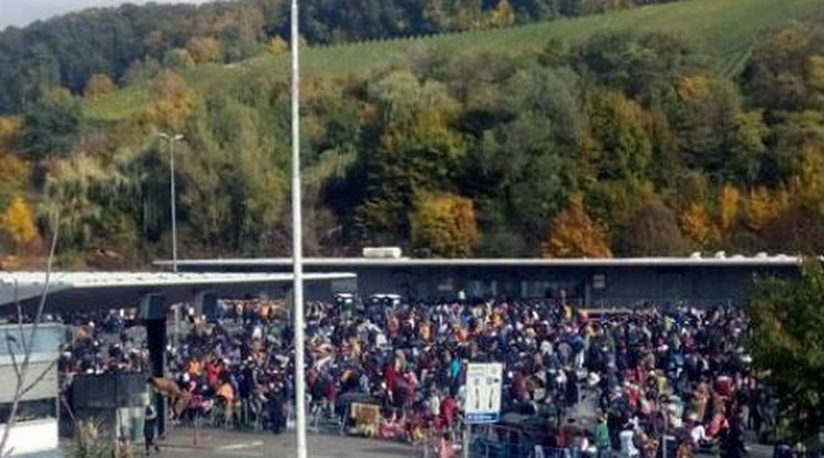 Nem bírták az osztrák rendőrök a menekültek rohamát