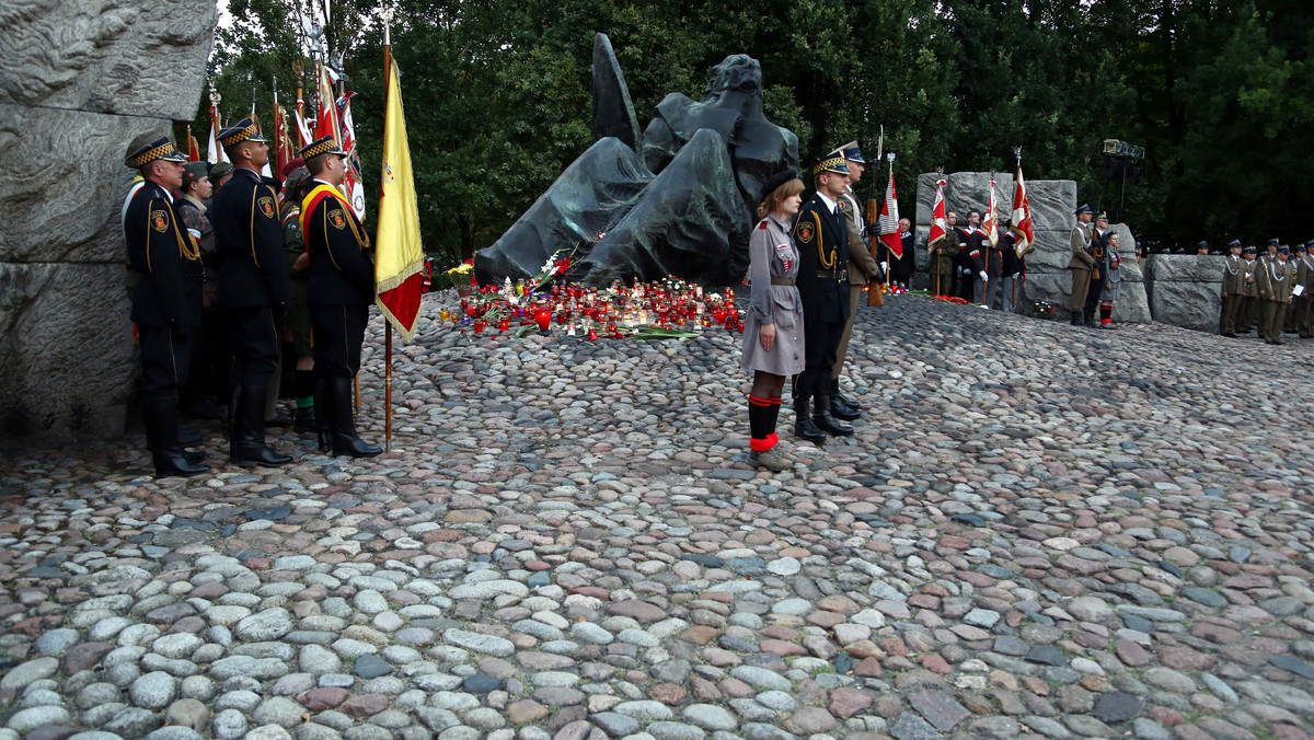 Na Kopcu Powstania Warszawskiego na stołecznym Mokotowie zapalono w czwartek wieczorem, w 69. rocznicę rozpoczęcia walk, ogień pamięci przyniesiony z Grobu Nieznanego Żołnierza.