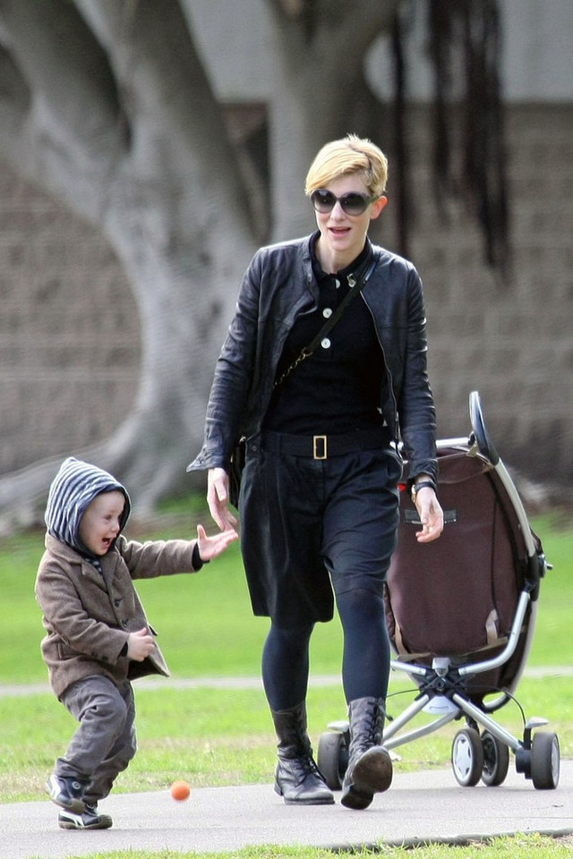 Cate Blanchett z synem Ignatusem (2 l.) w parku w Sydney