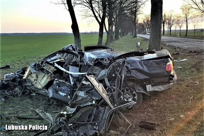 19-Latek W Bmw Roztrzaskał Się O Drzewo. Zginął W Drodze Do Domu