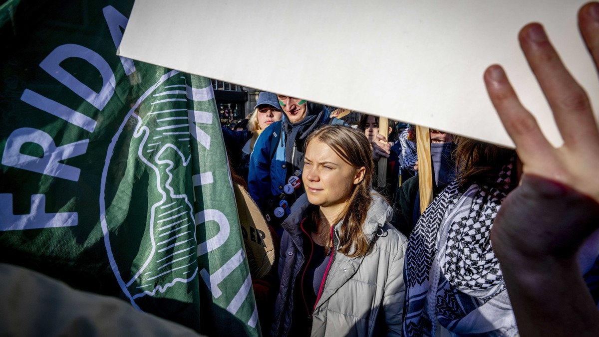 Demonstracja w Amsterdamie. Działacz klimatyczny wyrwał mikrofon Grecie Thunberg