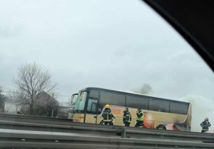 Gori autobus na auto-putu u smeru ka Nišu