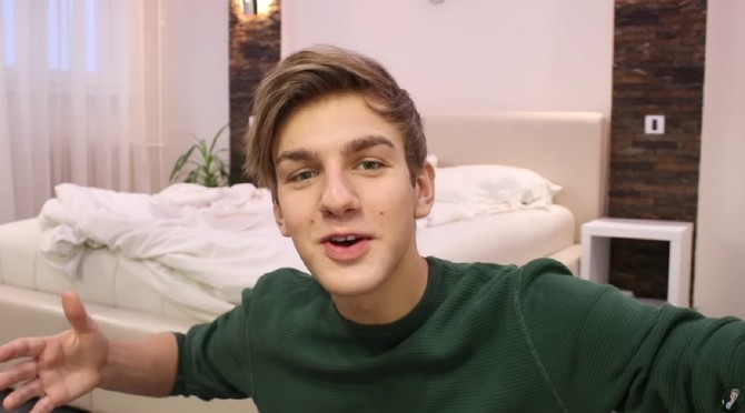 "Kad bi stvari u kući mogle da pričaju", zove se jedan njegov vlog", pogledalo ga je više od četiri miliona ljudi  