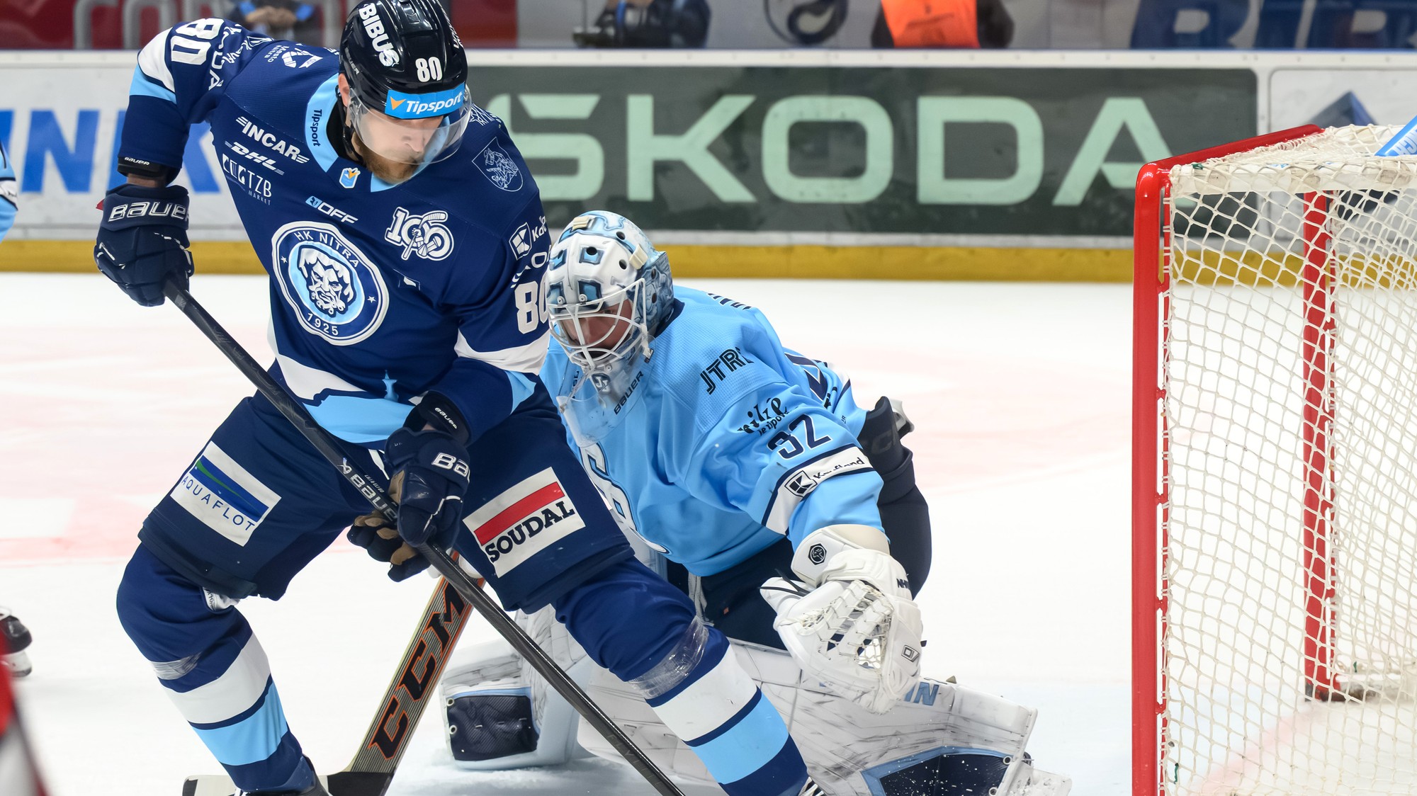 Tomáš Chrenko (Nitra) a brankár Jaroslav Janus (Bratislava). 