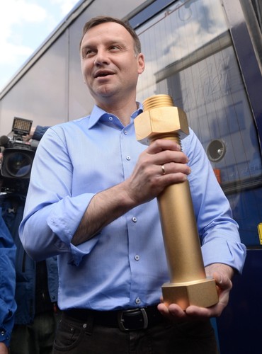 Kandydat PiS na urząd prezydenta RP - Andrzej Duda z prezentem otrzymanym podczas wizyty w zakładzie ASmet w Regułach