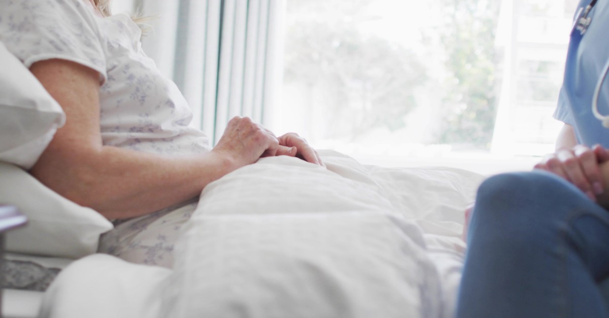 Problemy z odbiorem seniorów ze szpitala. Ministerstwo kończy prace nad ustawą, która ma wyeliminować ten problem