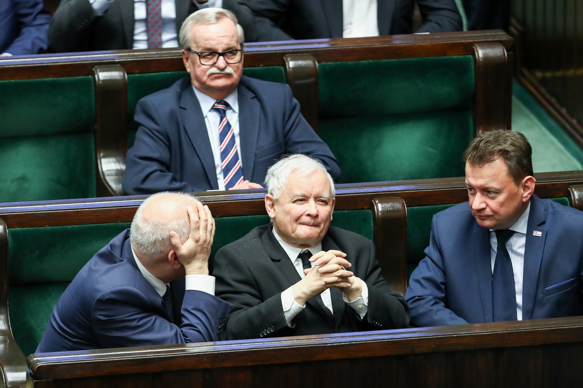 Sejm. Leonard Krasulski (z tyłu) w towarzystwie Joachima Brudzińskiego, Jarosława Kaczyńskiego i Mariusza Błaszczaka