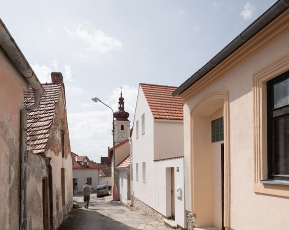 Przebudowa starej chaty. Architekci zmienili ją w nowoczesny dom