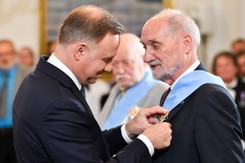 Antoni Macierewicz wśród odznaczonych najwyższym polskim orderem. 'To naplucie w twarz rodzinom smoleńskim'