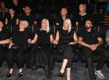 KOMEMORACIJA ANDRIJE BAJIĆA: Mala Cana SE SLOMILA pred njegovom slikom,  reči udovice u MTS dvorani rasplakale prisutne - ĆERKE SE DRŽE ZA RUKE (VIDEO)