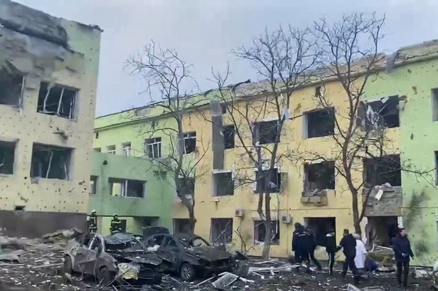Zniszczony po rosyjskim nalocie sierociniec i szpital położniczy w Mariupolu