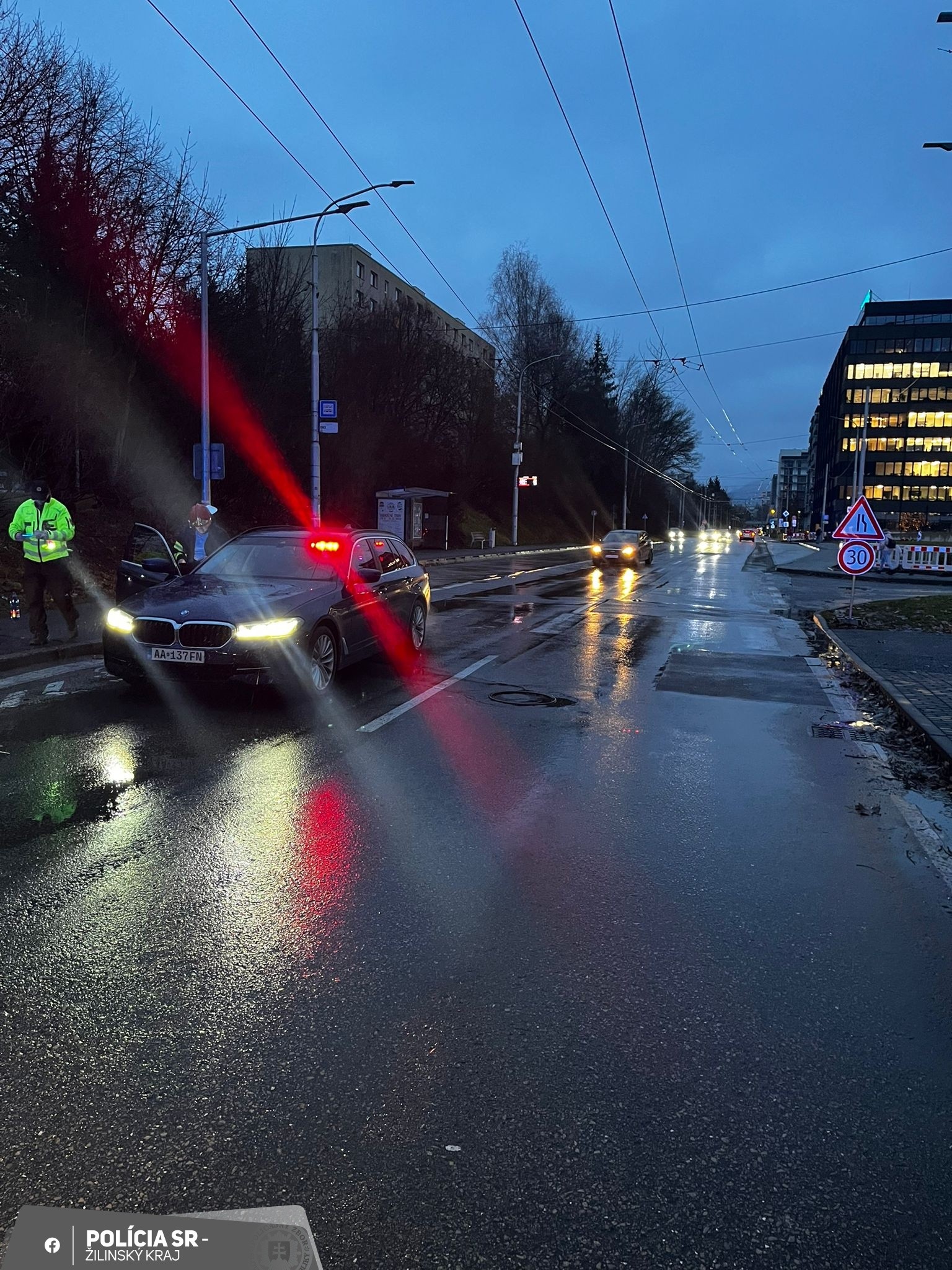 Pri rannej nehode v Žiline sa vážne zranila 74-ročná chodkyňa.