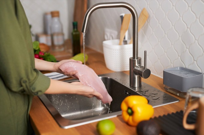 Vajon meg kell mosni a húst sütés előtt? Ezt mondják a szakértők