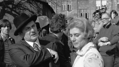 jest autorką kostiumów do "nocy i dni". zostanie pochowana 5 miesięcy po śmierci