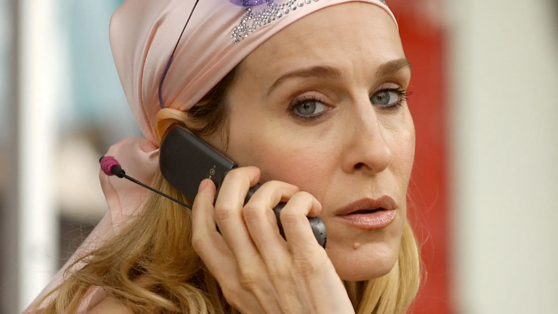 Kultowe stylizacje Carrie Bradshaw, które idealnie uzupełnią twoją garderobę