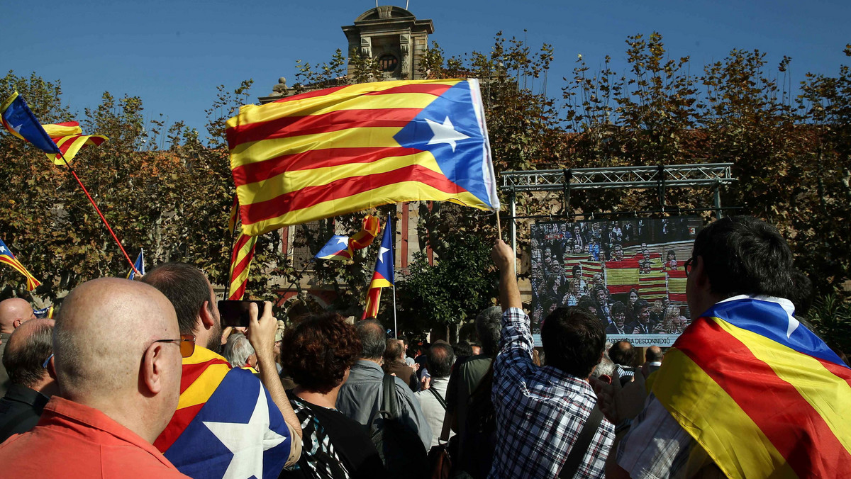 Hiszpański premier Mariano Rajoy poinformował w poniedziałek, że w trybie pilnym odwoła się do Trybunału Konstytucyjnego w sprawie unieważnienia rezolucji dotyczącej niepodległości Katalonii uchwalonej tego dnia przez regionalny parlament.